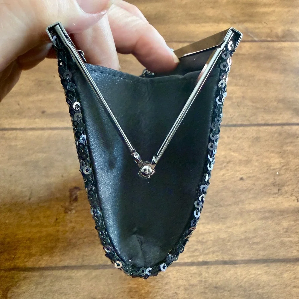 Black Silver‎ Sequin Evening Clutch Bag • Gunmetal Kiss Lock Clasp • Chain Strap